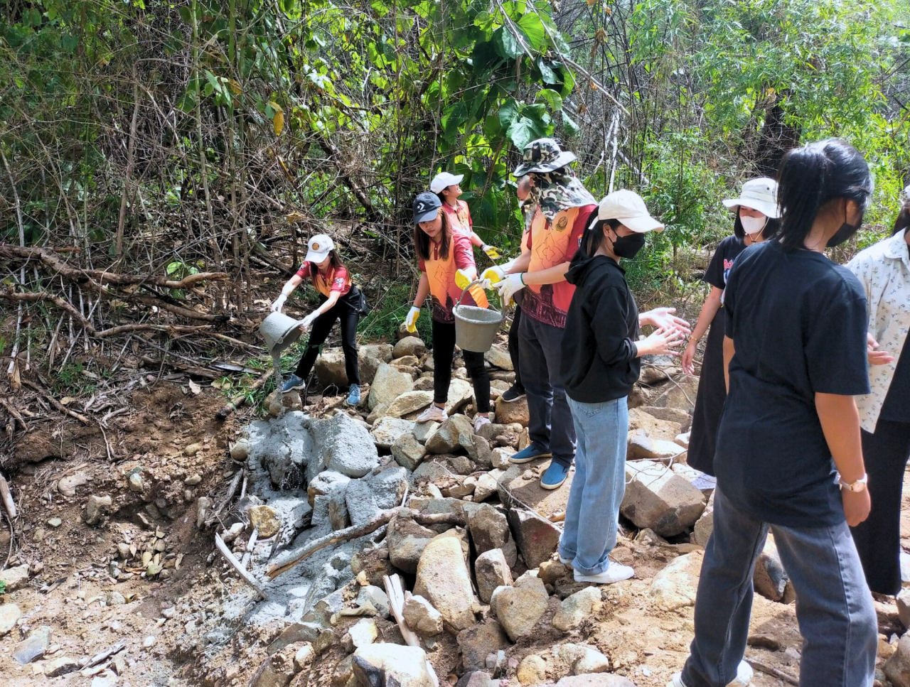 Kamphaeng Phet Unites to Build Dams and Enhance Forest Moisture Project